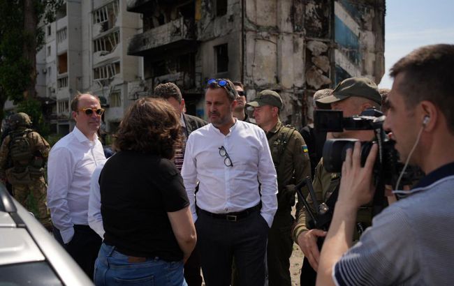 Премьер Люксембурга приехал в Украину и сразу посетил Бородянку: что известно