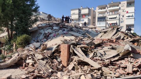 Из-за землетрясения в Измире погибли 4 человека, более сотни пострадавших