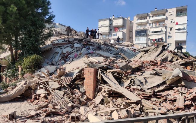 Из-за землетрясения в Измире погибли 4 человека, более сотни пострадавших