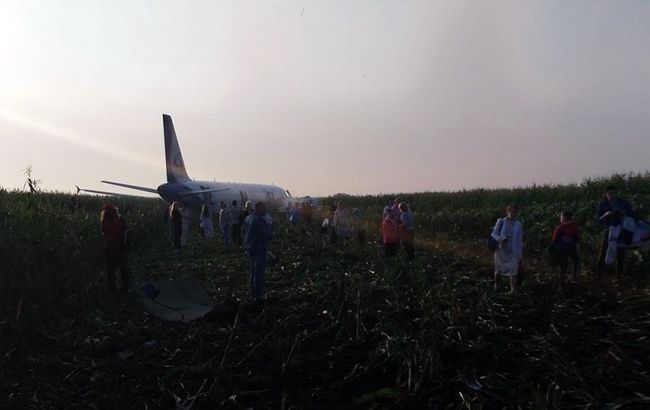 В РФ посреди поля экстренно сел самолет с загоревшимся двигателем, летевший в Крым