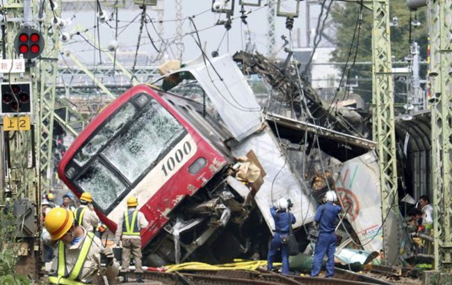В Японии в ДТП поезда с грузовиком пострадали 35 человек