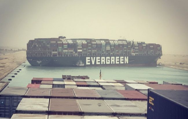 Севший на мель контейнеровоз заблокировал Суэцкий канал