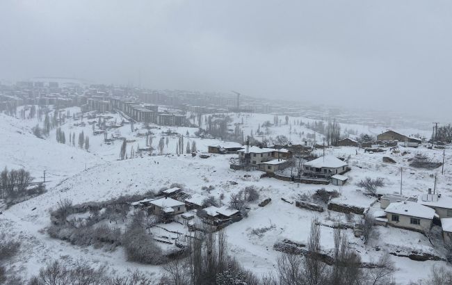 В столице Турции начался снегопад, в городе произошло много ДТП