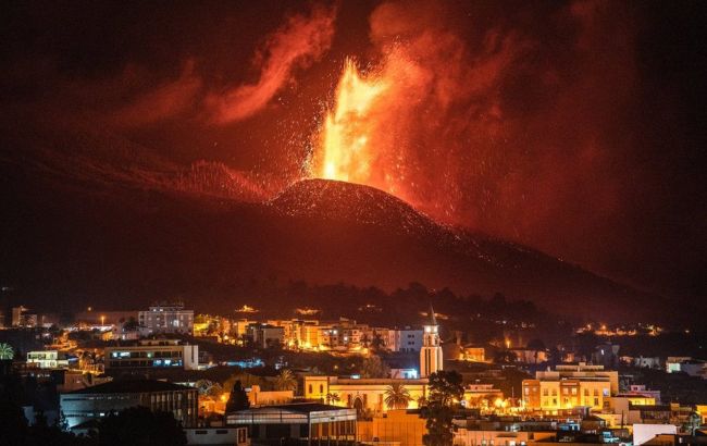 Извержение вулкана на Канарах вызвало землетрясения и молнии