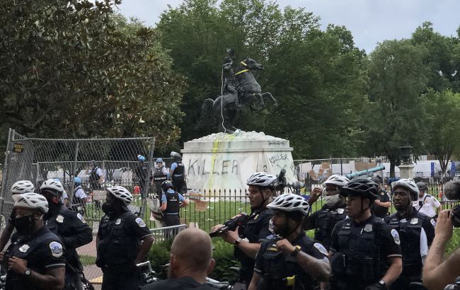 Протестувальники під Білим домом намагалися звалити статую колишнього президента