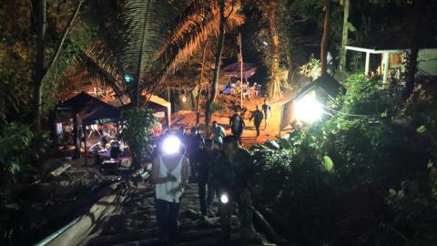 В Таиланде из пещеры эвакуированы все дети и тренер