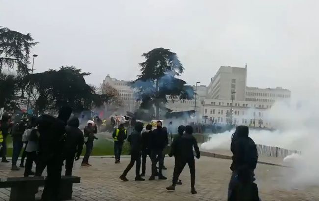 Во Франции полиция применила слезоточивый газ против демонстрантов
