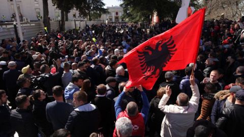 В Албании проходит многотысячный протест