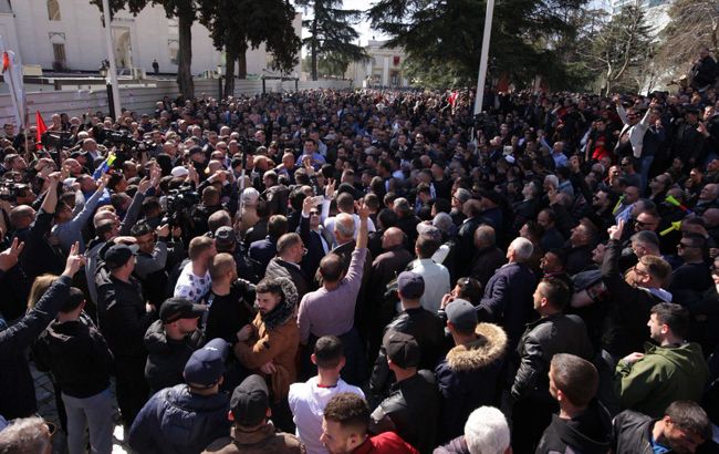 В Албании сторонники оппозиции пытались прорваться в парламент