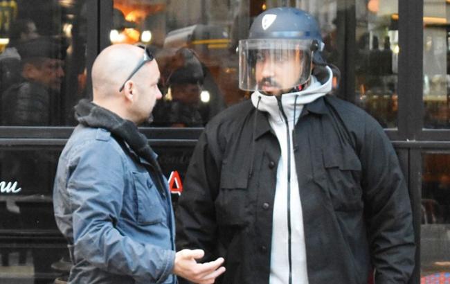 У Франції радника президента відсторонили за побиття мітингувальника