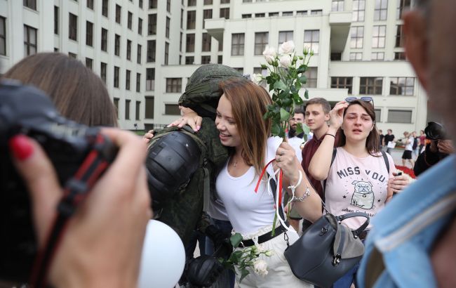 У Мінську демонстранти обіймають силовиків, а ті опускають щити: душевні кадри