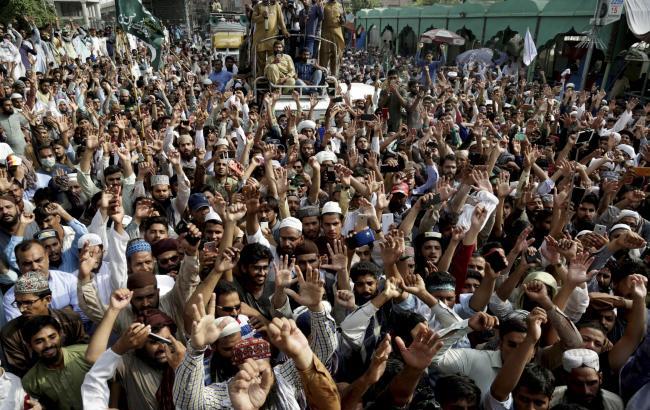 В Пакистане тысячи людей вышли на протест