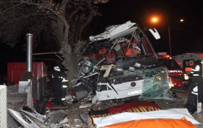 У Туреччині внаслідок аварії туристичного автобуса загинуло 11 людей