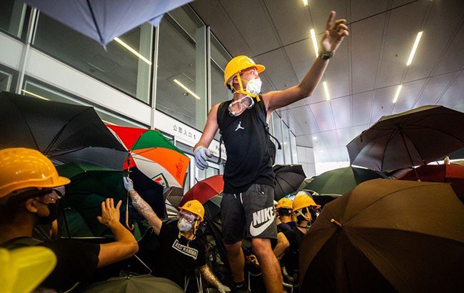 В Гонконге протестующие пытаются прорваться в парламент