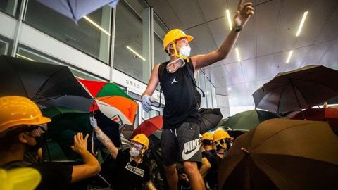 Протестувальники в Гонконзі прорвалися в будівлю парламенту