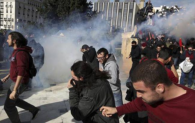 Поліція застосувала сльозогінний газ проти демонстрантів в Афінах