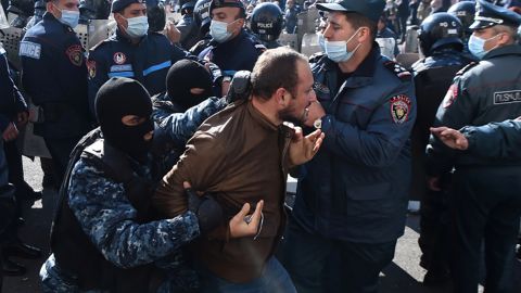 Протесты в Ереване: задержали уже около 130 человек