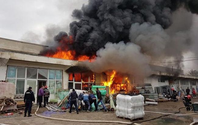 У Румунії сталася масштабна пожежа на хімічних складах