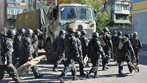 У Києві вантажівка з нацгвардійцями потрапила у ДТП (фото)