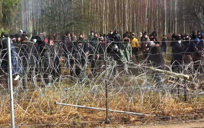 Польша опровергла прорыв границы. Мигранты прошли вдоль забора в стихийный лагерь