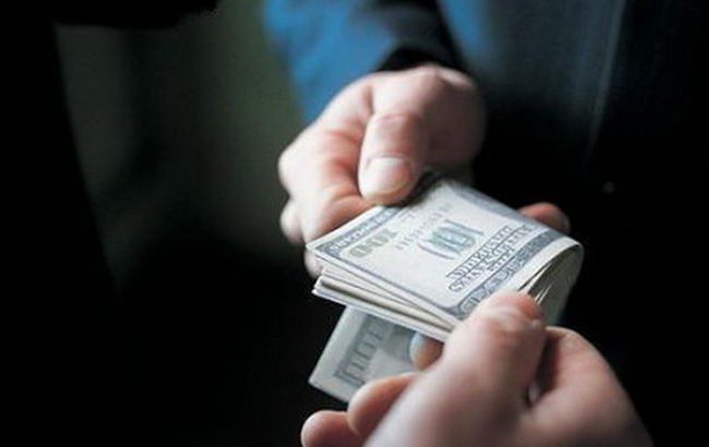 В Запорожье на взятке 3,5 тысячи долларов задержали сотрудника полиции