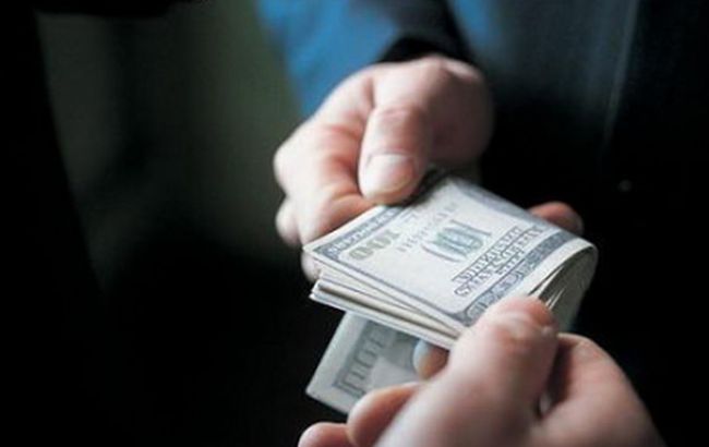 Екс-чиновника Госгеокадастра затримали на хабарі у 15 тисяч доларів