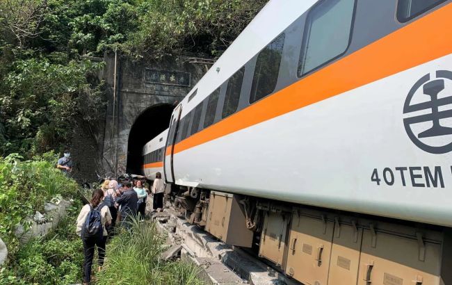 Аварія поїзда на Тайвані: пошуки загиблих тривають, в країні оголошено траур