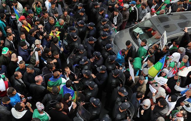 Полиция Алжира применила резиновые пули на миллионном митинге