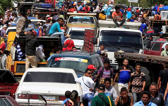Венесуелу залишають тисячі людей на тлі нової кризи, - ВВС