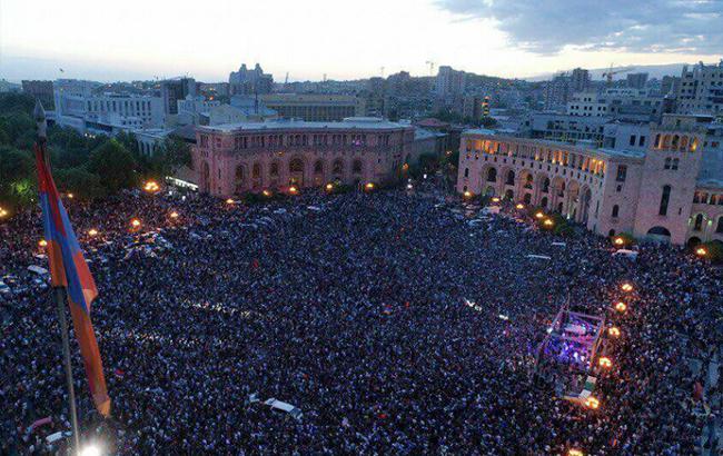 Протести у Вірменії: у Єревані заблокували метро, парламент не може зібрати кворум