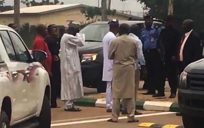 В Нигерии силовики блокировали депутатам вход в парламент
