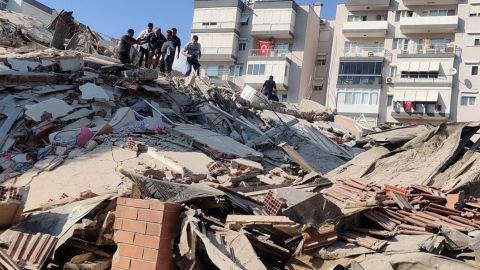 Число жертв землетрясения в Турции достигло 102