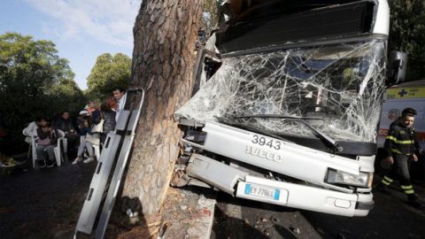 У Римі автобус влетів в дерево, є постраждалі