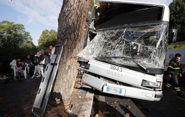 В Риме автобус влетел в дерево, есть пострадавшие