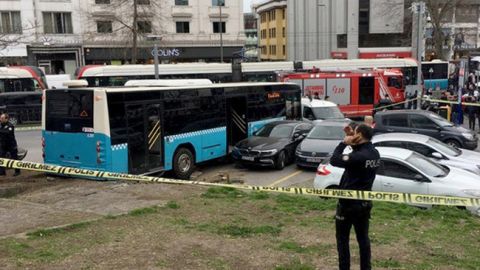 В Стамбуле автобус въехал в толпу людей