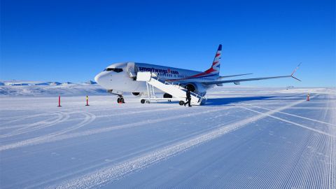 Пилоты показали, как выглядит ледяная взлетно-посадочная полоса в Антарктиде из их кабины