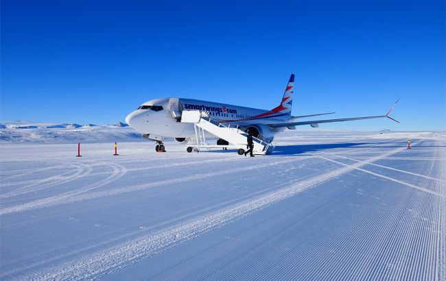 Пілоти показали, як виглядає крижана злітно-посадкова смуга в Антарктиді з їх кабіни