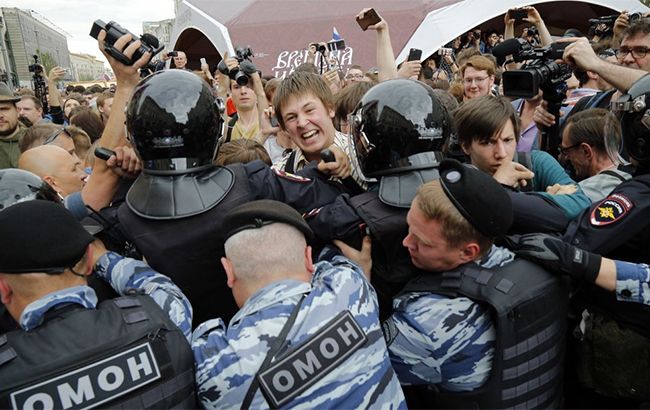 На акциях против коррупции в Москве и Санкт-Петербурге задержали более 700 человек