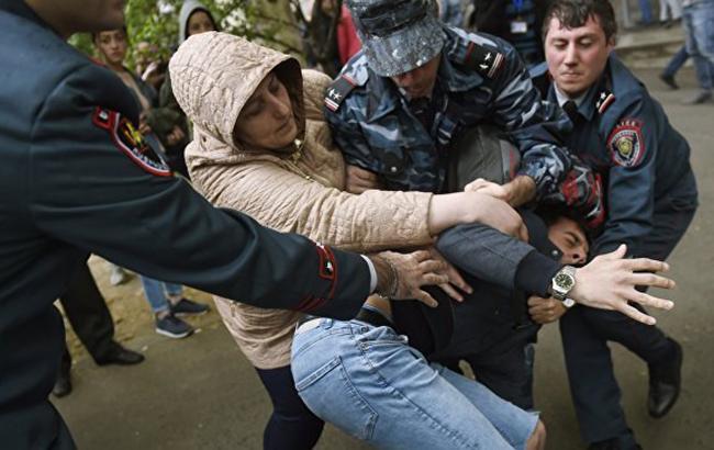 У Єревані під час суботніх протестів поліція затримала 102 осіб