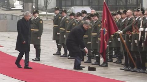 "Дуже приємно": журналісти розшукали солдата, якому Порошенко надів шапку (відео)