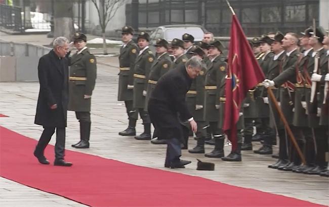 "Очень приятно": журналисты разыскали солдата, которому Порошенко надел шапку (видео)