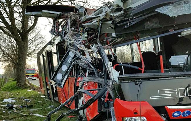 В Германии автобус с детьми попал в ДТП