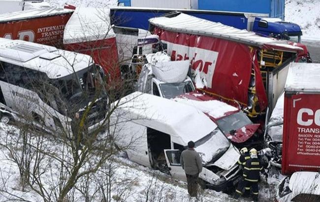 В Чехии при столкновении более 40 автомобилей пострадало около 10 человек