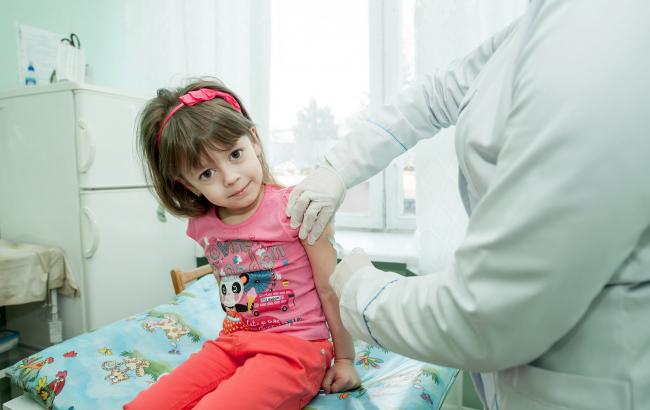Вспышка кори в Киеве: детей без прививки могут не пустить в школы
