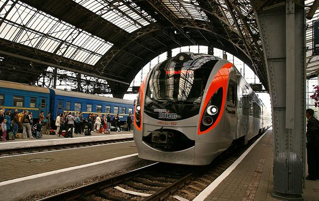 Из-за обесточивания во Львовской области задержался ряд поездов