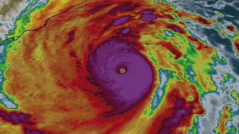 Индия в ожидании сильнейшего шторма за десятилетие: эвакуированы около миллиона людей