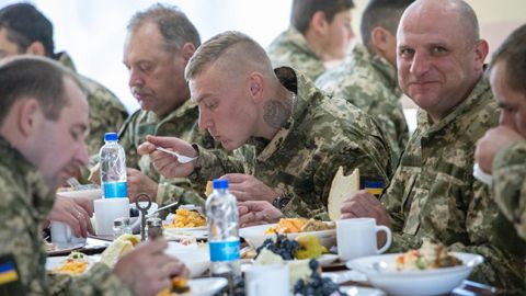 Не треба відер олів'є: воїн ЗСУ розповів всю правду про харчування бійців
