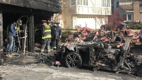 Пожежа з вибухами: у США під час зарядки згоріла Tesla