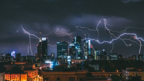 Буревій у Польщі другий день поспіль: затопило вулиці та будинки