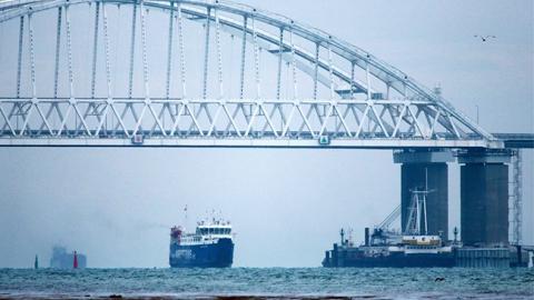 В порты Бердянска и Мариуполя корабли не могут добраться уже 6 дней